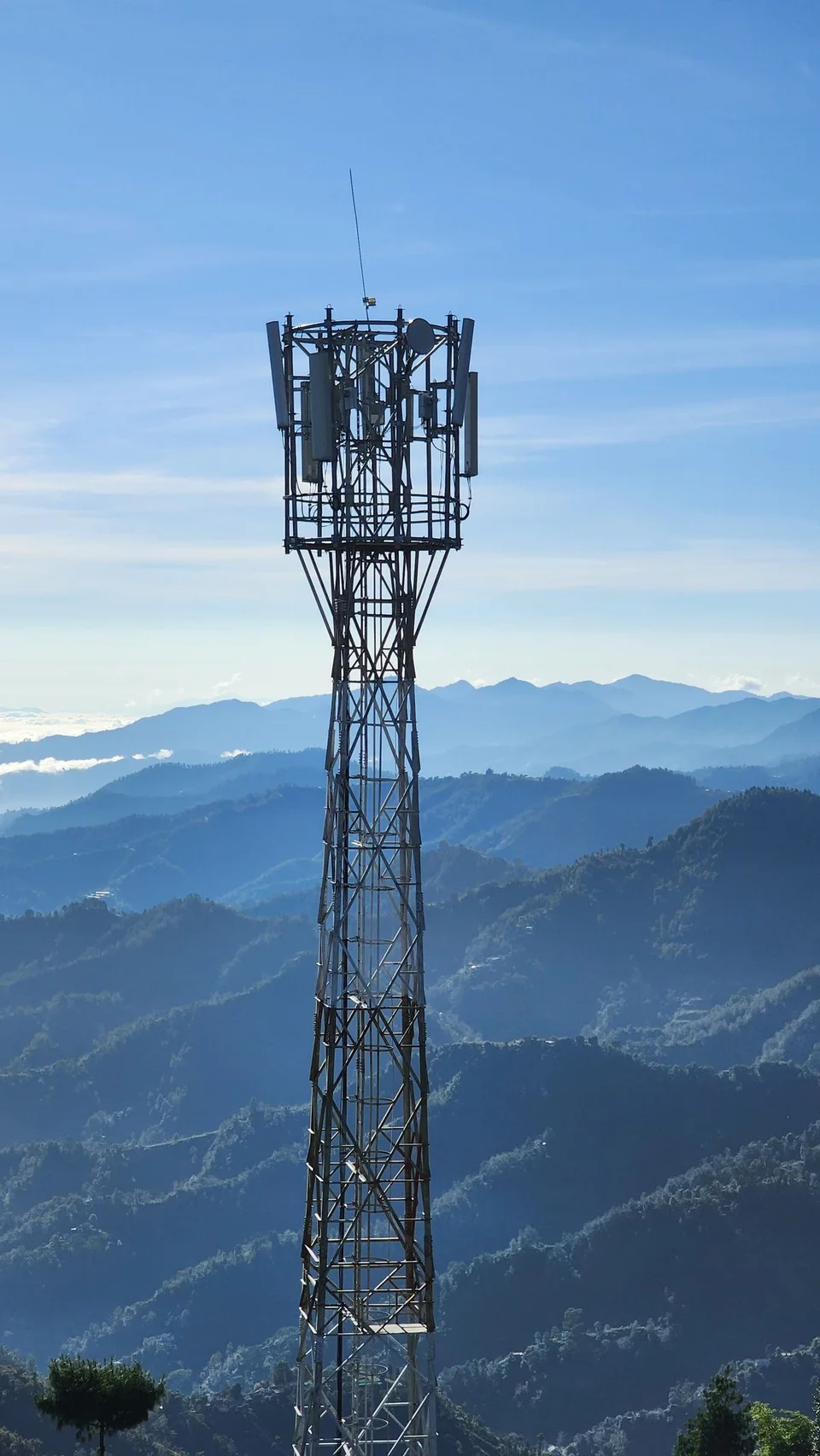 Torre de telecomunicaciones frente a un paisaje montañoso